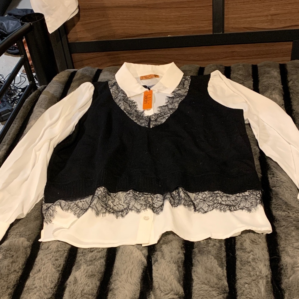 #152 NWT “Belldini” Black and White Lace Trim Women's Top